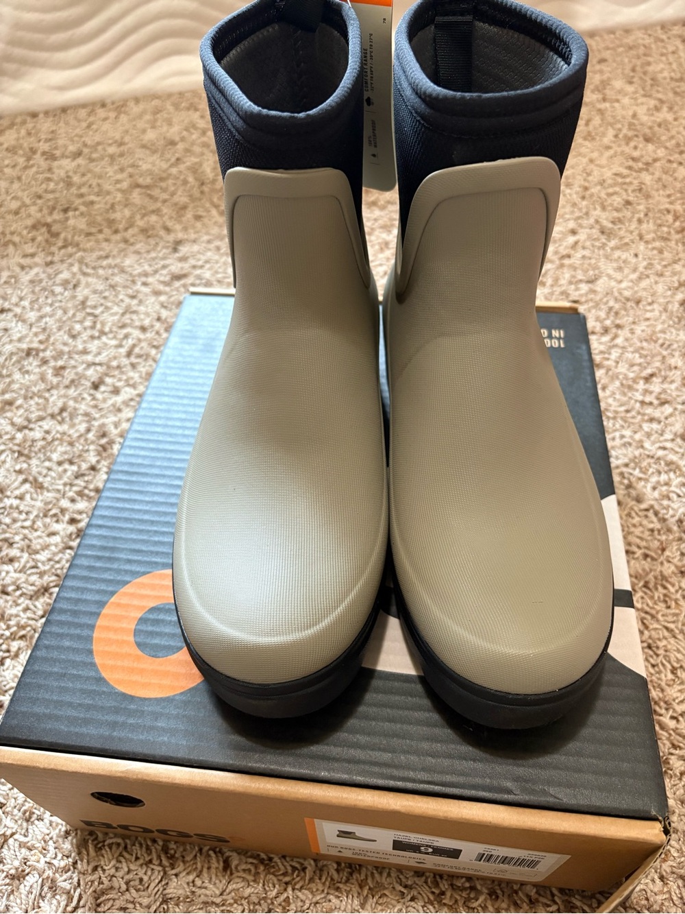 Bogs Hazel Chelsea boots in a taupe colorway women’s size 9 NEW IN BOX!! - Picture 3 of 7